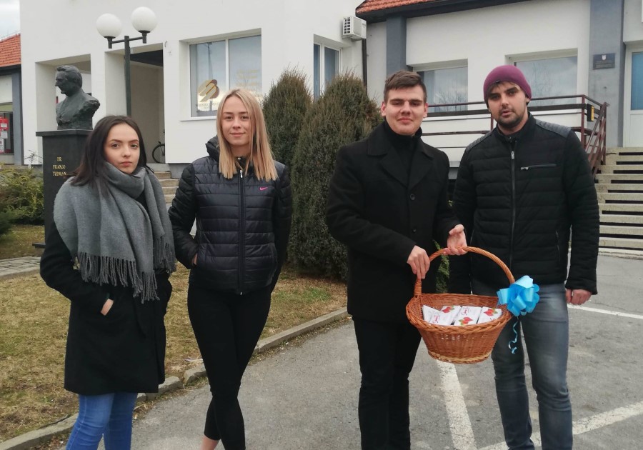 Članovi Mladeži HDZ-a Nova Bukovica poklonima obradovali sumještane za Valentinovo 1 52292222 389889798427977 950789108022640640 n Custom