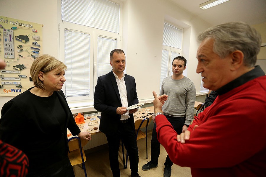 UPOZNAJTE GENIJALCE IZ SLATINE Svojim su rukama izradili CNC laser, vertikalne glodalice i 3D printer 2 IMG 6891 Custom