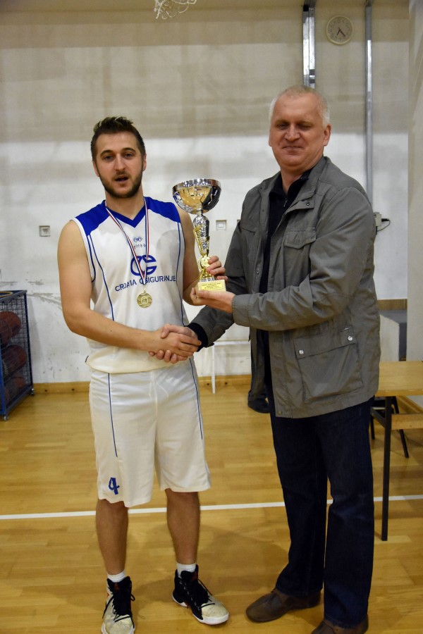 Mladost Čačinci prvak kapetan Mladosti Luka Jerbić i povjerenik Miroslav Vagner Custom
