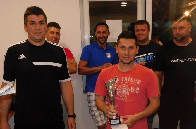 Memorijal Željko Milosavljević 7 Predsjednik Bušljeta uručuju kapetanu Duhova Duspari pobjednički pokal Custom e1561377734228