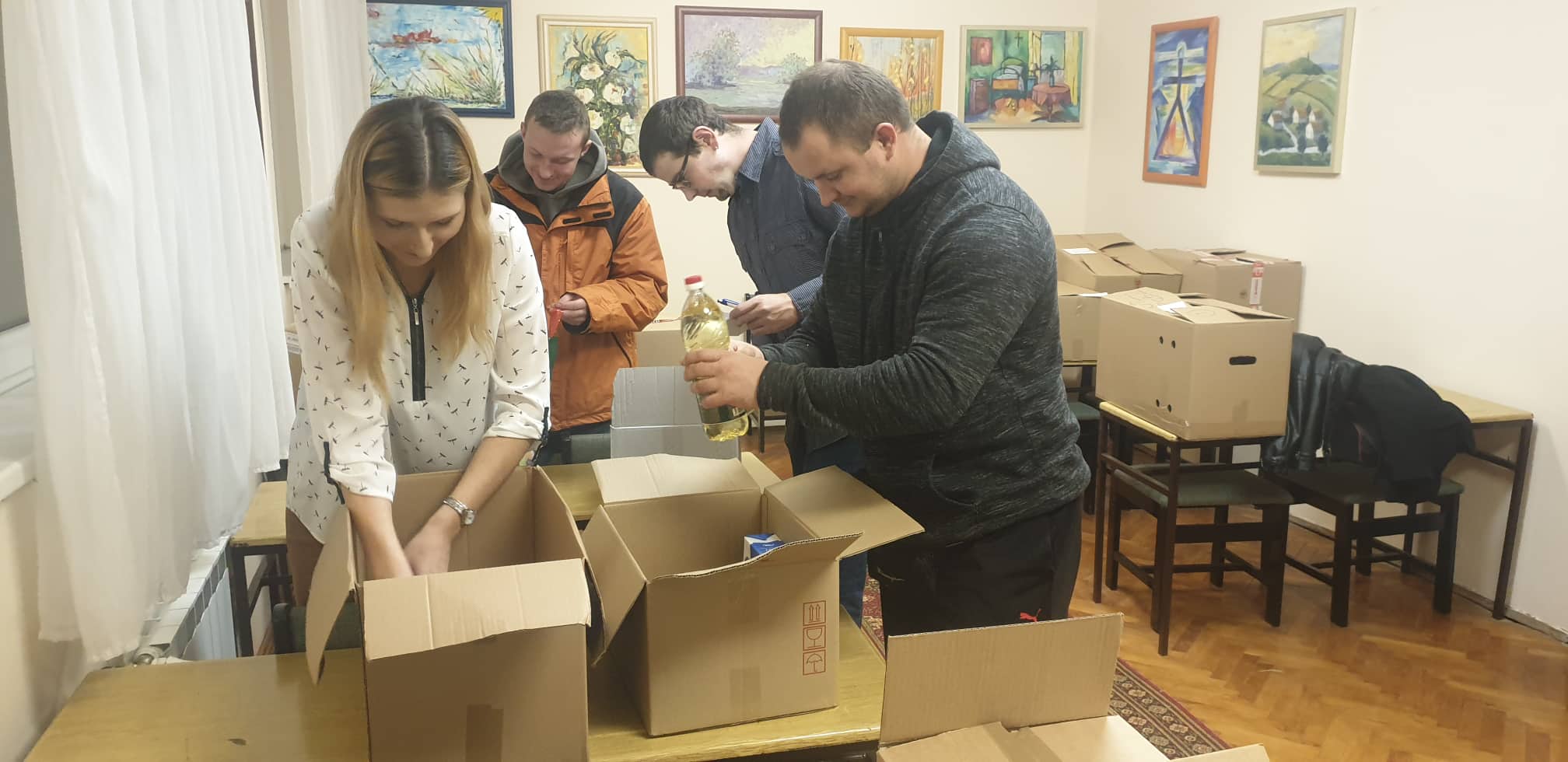 Članovi Mladeži i Općinskog odbora HDZ-a Nova Bukovica poklonima uljepšali nadolazeće blagdane sumještanima i djeci 1 78880963 725870954572886 3615304118865756160 n