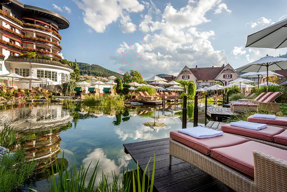 Außenansicht Hotel Bareiss mit Naturschwimmteich 4