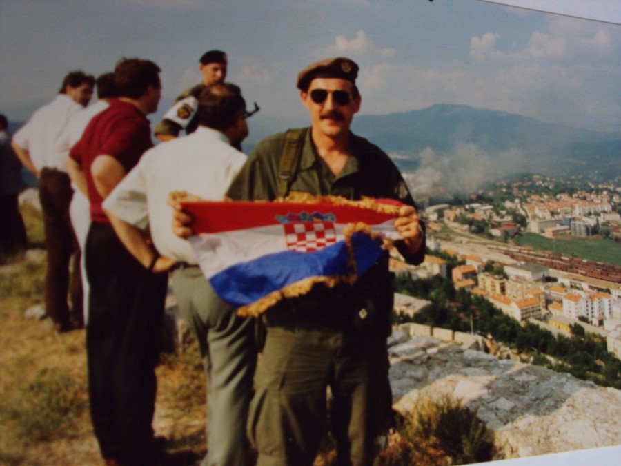 Mirko Horvatin na kninskoj tvrđavi sa svojom zastavom Custom
