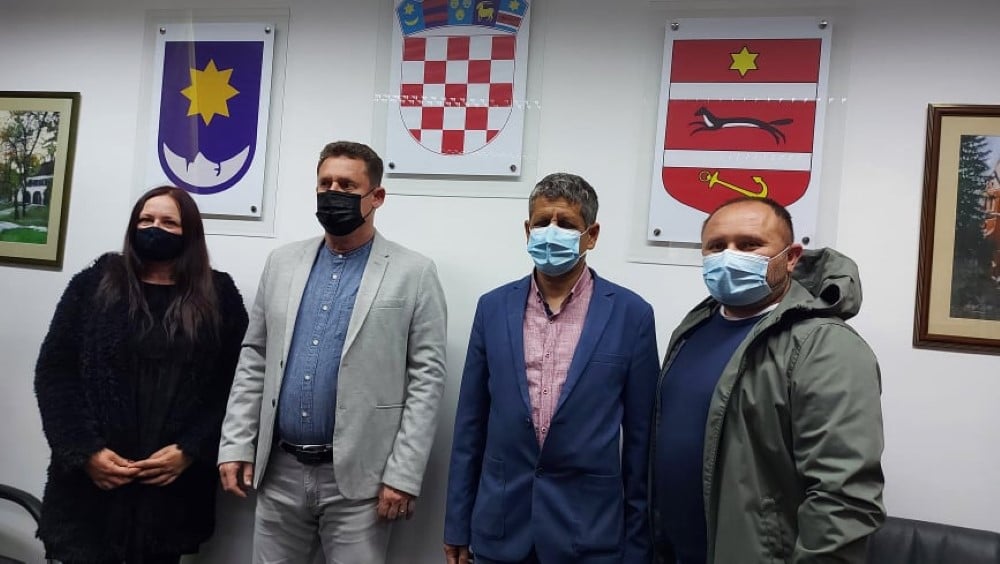 Denis Ostrošić i predsjednik slatinskog Ogranka Domovinskog pokreta Ilija Nikolić predali 599 potpisa za kandidaturu za gradonačelnika i njegovog zamjenika 18 179038464 297518545214975 3663594832115147748 n