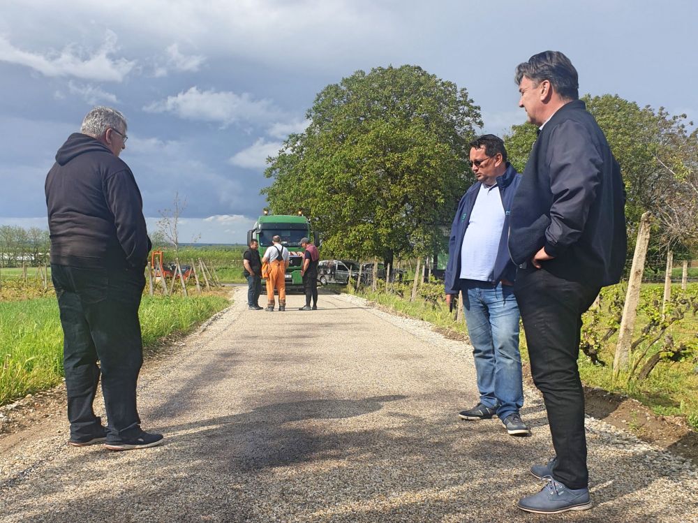 OPĆINA PITOMAČA U tijeku radovi na uređenju dijela aršanjskih vinogradarskih puteva 1 20210512 160756 scaled Fotor