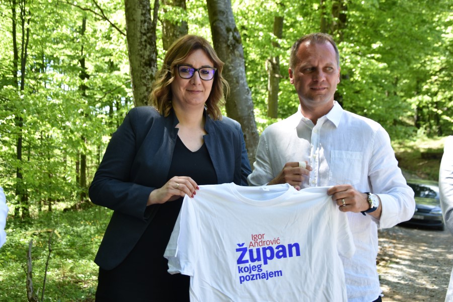 Na granici dvije županije susreli se kandidati za župane Virovitičko-podravske i Požeško-slavonske županije, Igor Andrović i Antonija Jozić 8 Susret granice zupanija 2 Custom