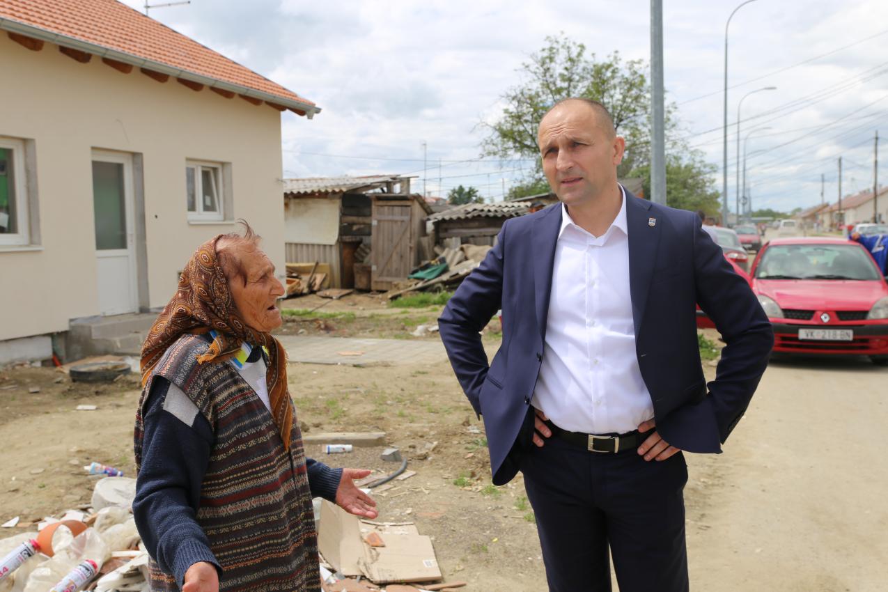 Darđanskim Romima, nakon 60 godina života u ruševnim barakama, konačno dostojanstven život: Dodijeljene još 24 novoizgrađene kuće 1 mini IMG 5099