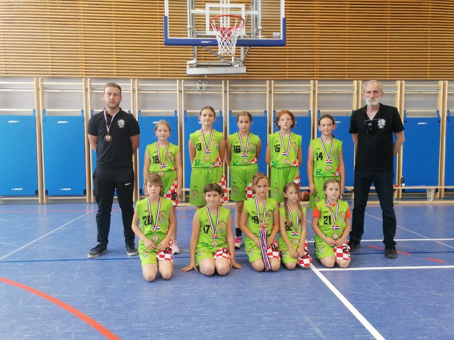 Šećer na kraju najbolje sezone virovitičkih košarkašica: Djevojke Z-11 obranile naslov prvakinja Regije Sjever 3 IMG abee08f57fad17114b49634775aac37f
