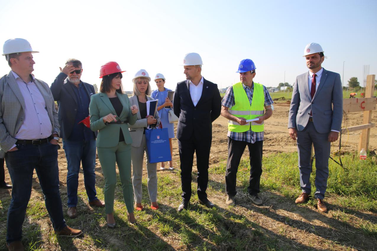 Osječko-baranjskoj županiji još 11 milijuna kuna za EU projekte: Dio sredstava i za energetsku obnovu petrijevačke i magadenovačke osnovne škole 1 mini IMG 1025
