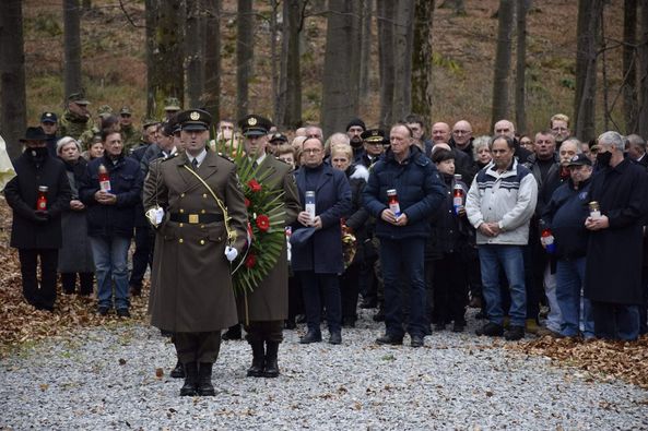 Polaganjem vijenaca i paljenjem svijeća na 'vrhu' Papuka odana počast jedanaestorici ubijenih hrvatskih vitezova 3 Foto 1