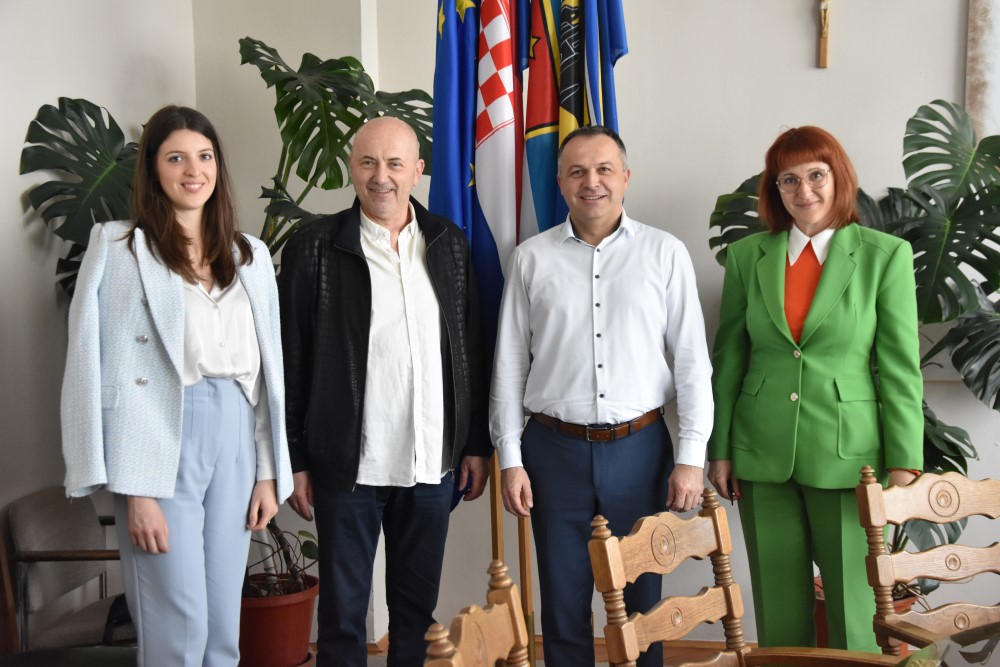 Pomoc u razbijanju ustraka djece od zubara 2 s lijeva dr. Petrovic dekan Vcev gradonacelnik Rister i ravnateljica Skraba