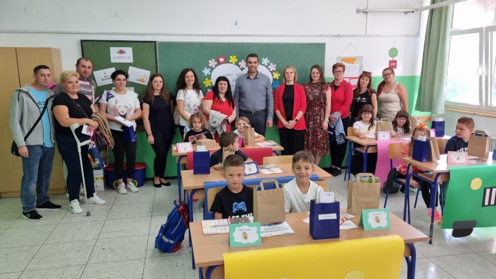 Zdenci prvi dan skole prvasici Custom