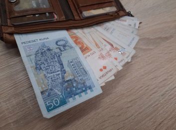 Na tržnici ostala bez 20 tisuća kuna: 72- godišnjakinji ukradena torba s novčanikom i osobnim dokumentima
