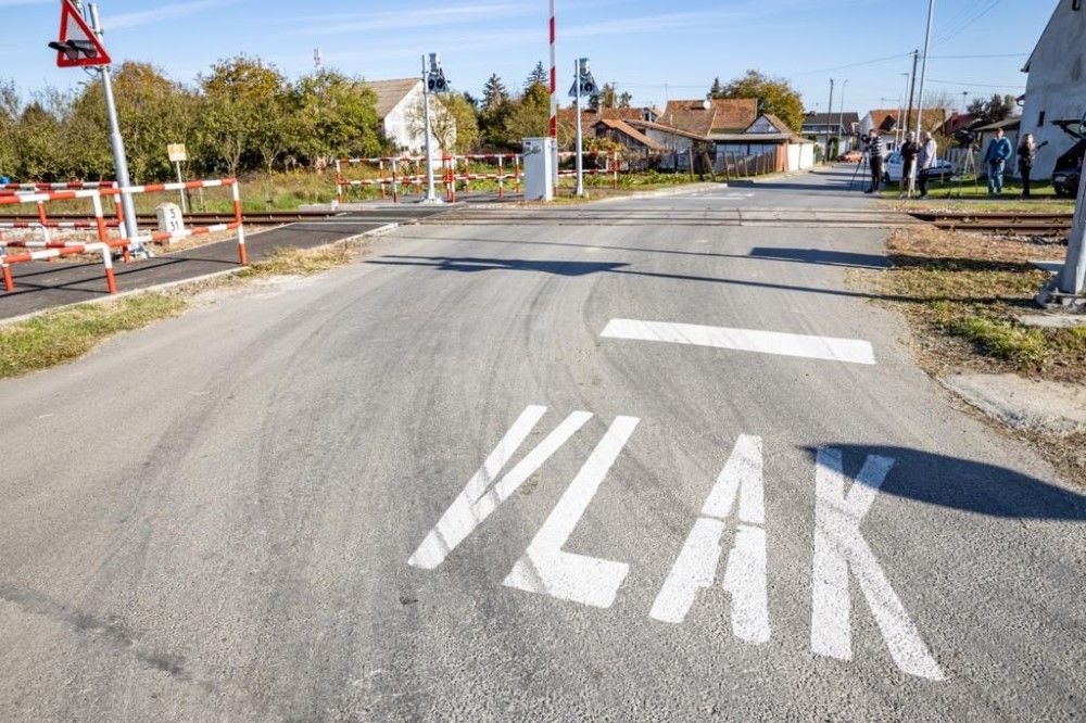 Pružni prijelaz u Držislavovoj ulici u Josipovcu više ne predstavlja ugrozu sigurnosti: Za ugradnju svjetlosno-zvučnog uređaja i polubranika 1,5 milijuna kuna 2 IMG 4932