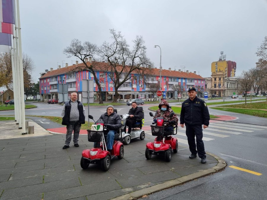PU virovitičko-podravska i Udruga osoba s invaliditetom Virovitica održali preventivnu akciju kojom su ukazali na važnost neparkiranja na mjesta za osobe s invaliditetom 11 viber image 2022 12 03 15 43 38 369 Custom