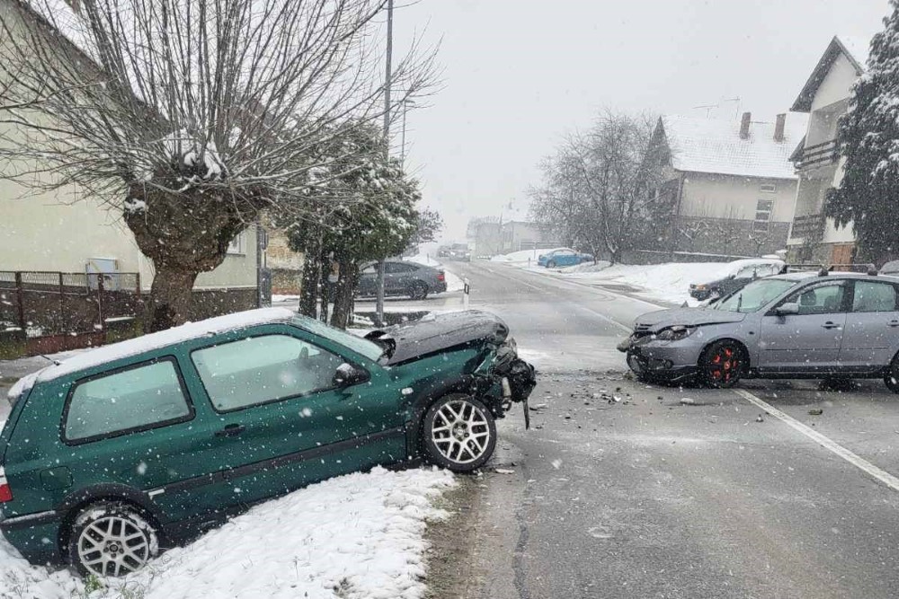 Izbjegavao zaustavljeno vozilo pa se frontalno zabio u nailazeći automobil, u njemu bila trudnica 1 viber slika 2023 01 21 13 54 33 113