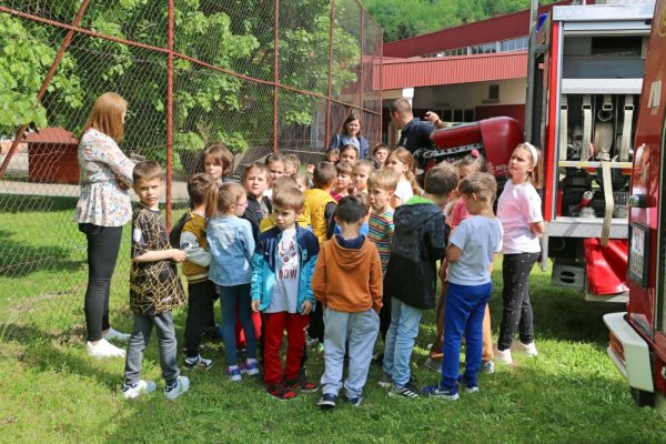 Orahovacki prvasici uz vatrogasce