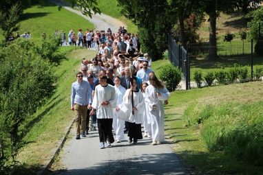 Polaganjem cvijeća, procesijom i svetom misom obilježen blagdan presvetog Trojstva i Dan Mjesnog odbora Milanovac