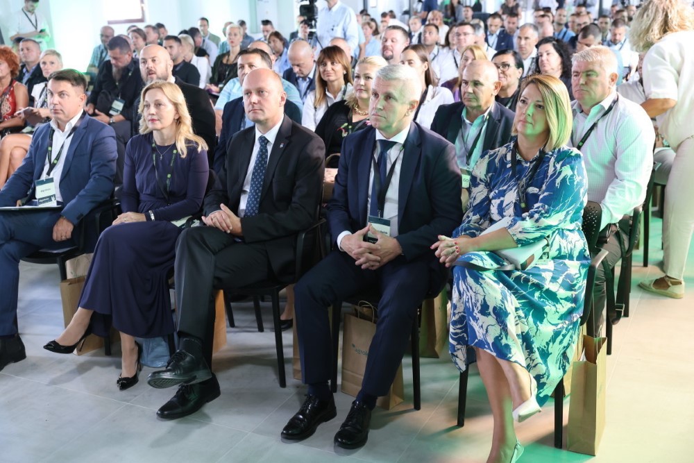 Zoran Vakula dao procjenu utjecaja klimatskih promjena na agrar: Sve topliji dani i razni ekstremi ugrožavaju opsatanak biljka i životinja 1 Otvorenje konferencije