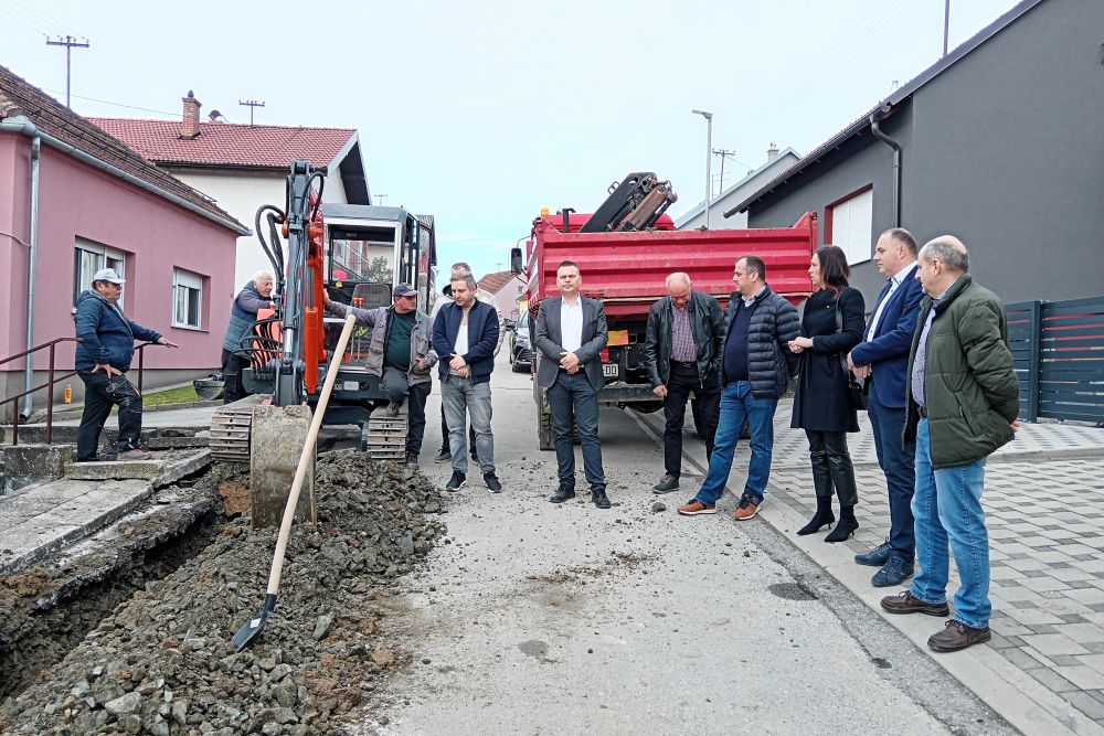 Gradonačelnik Našica Krešimir Kašuba zajedno sa suradnicima obišao radove u Ulici Ljudevita Gaja u Našicama 18 IMG 20240208 090648