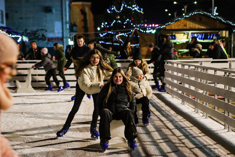 Doživite i ovog vikenda čaroliju Adventa u Našicama: Za glazbeni dio programa zaduženi Peti planet i Tamburaški sastav KAS 22 Klizaliste