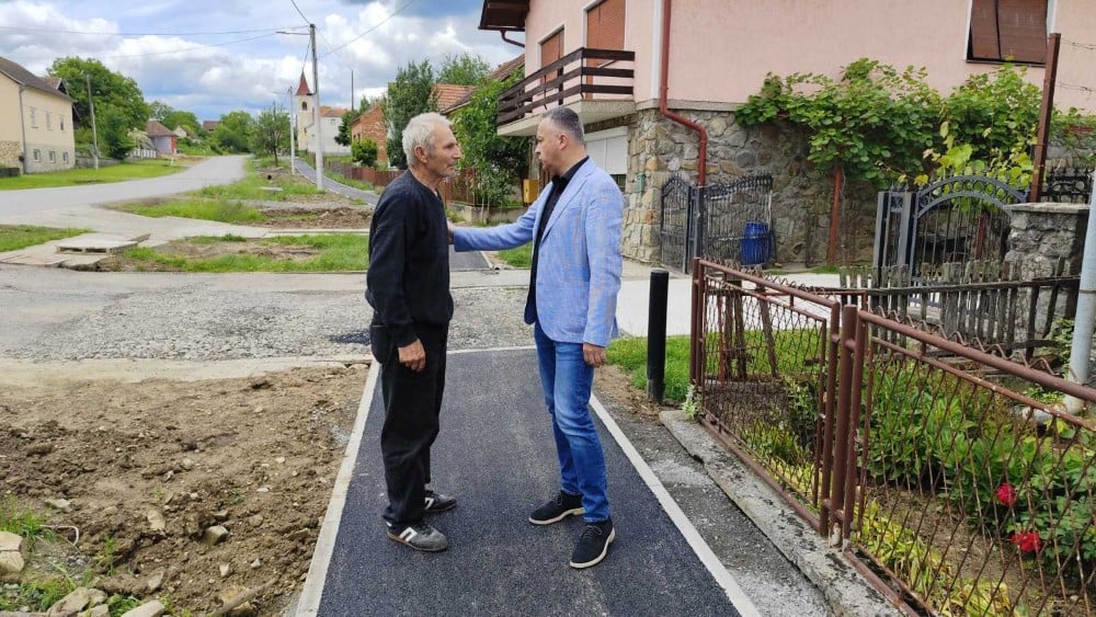 Gradonačelnik Rister obišao investicije u završnoj fazi: Dvije nove klupe, na inicijativu mještana, postavljene u Ulici Branka Jaklića 7 Obilazak zavrsnih investicija 8