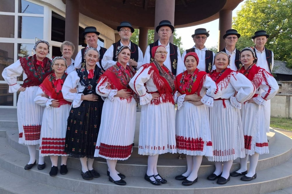 Kulturno-umjetničko društvo Virovitica predstavilo se na 19. Smotri folklora "Igra kolo na sokaku" u Beničancima 10 Foto 1 11