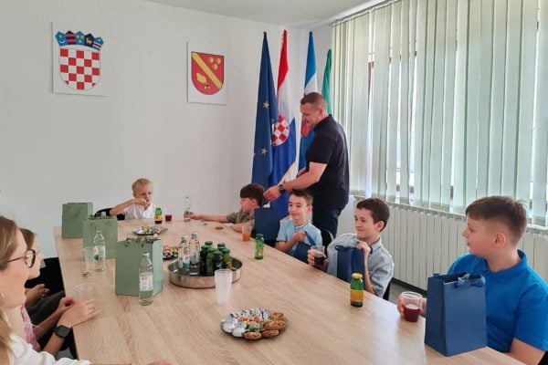 Nacelnik Robert Grabar nagradio ucenike OS Mikleus 1