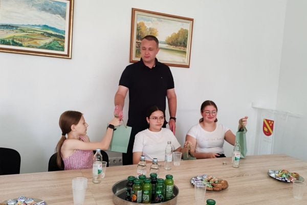 Nacelnik Robert Grabar nagradio ucenike OS Mikleus 5
