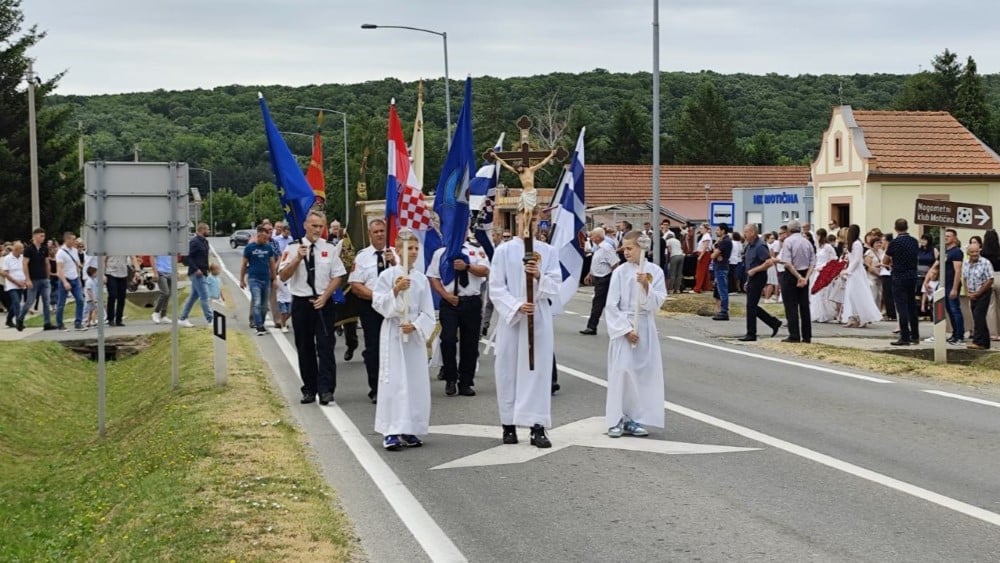 Procesija blagdan Presvetog Srca Isusova Donja Moticina 34 Custom
