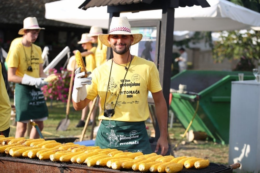 Trg kralja Tomislava u Pitomači ponovno će mirisati na pečenjake: U nedjelju, 3. kolovoza, tradicionalni 18. Dan pečenjakov 4 IMG 7913 990x660 Custom
