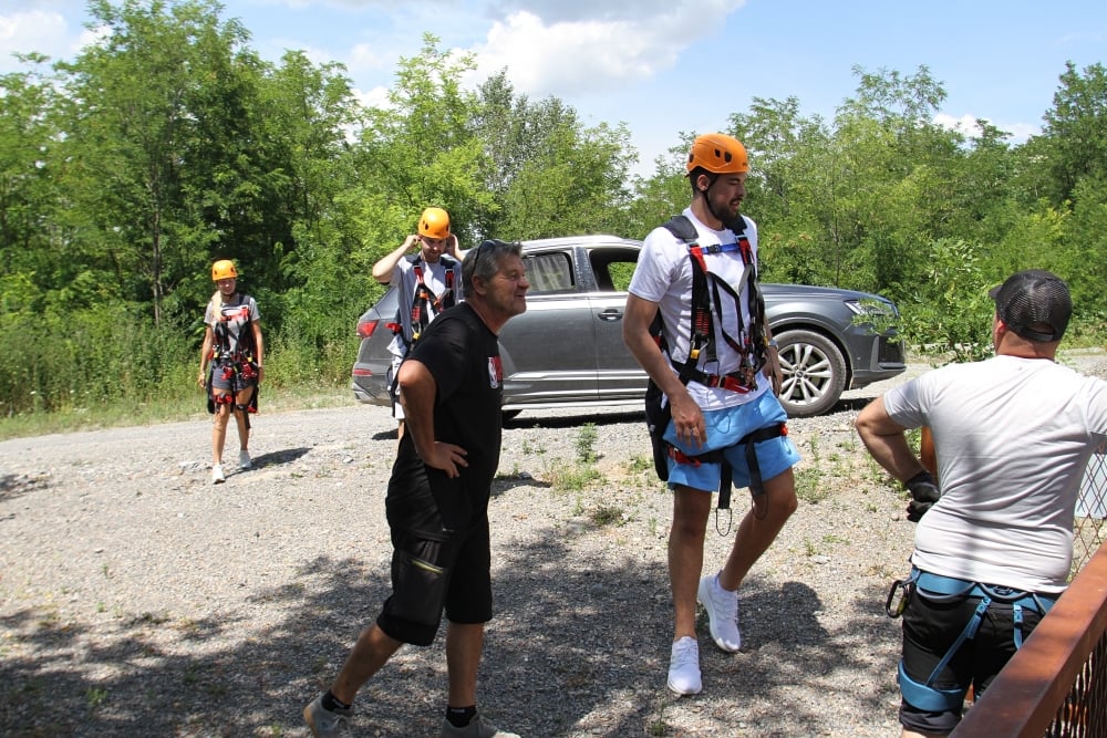 Ivica Zubac na ziplineu 4