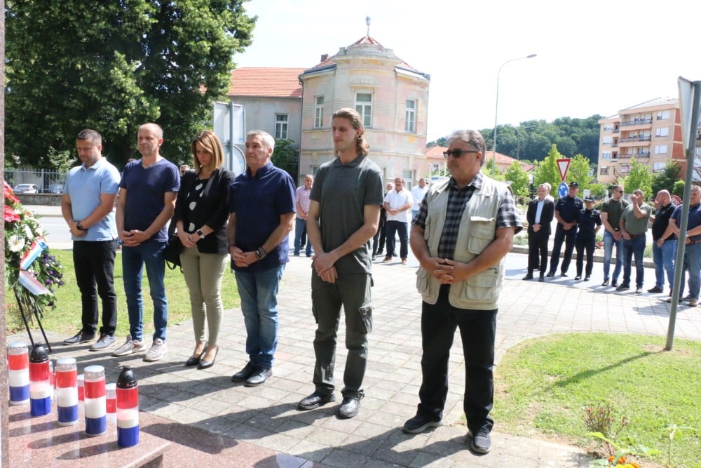 Odavanje pocsti Ivan Baraba u prvom planu